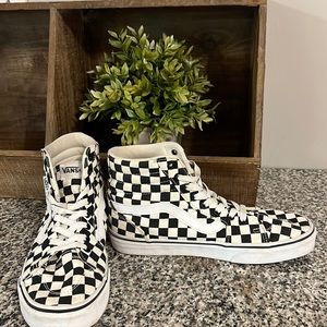 VaNs - bLaCk aNd WhiTe CheCkErD- size 8.5 HiGh ToPs